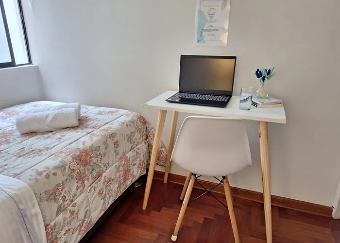 Habitacion Bano Compartido Dentro De Un Departamento