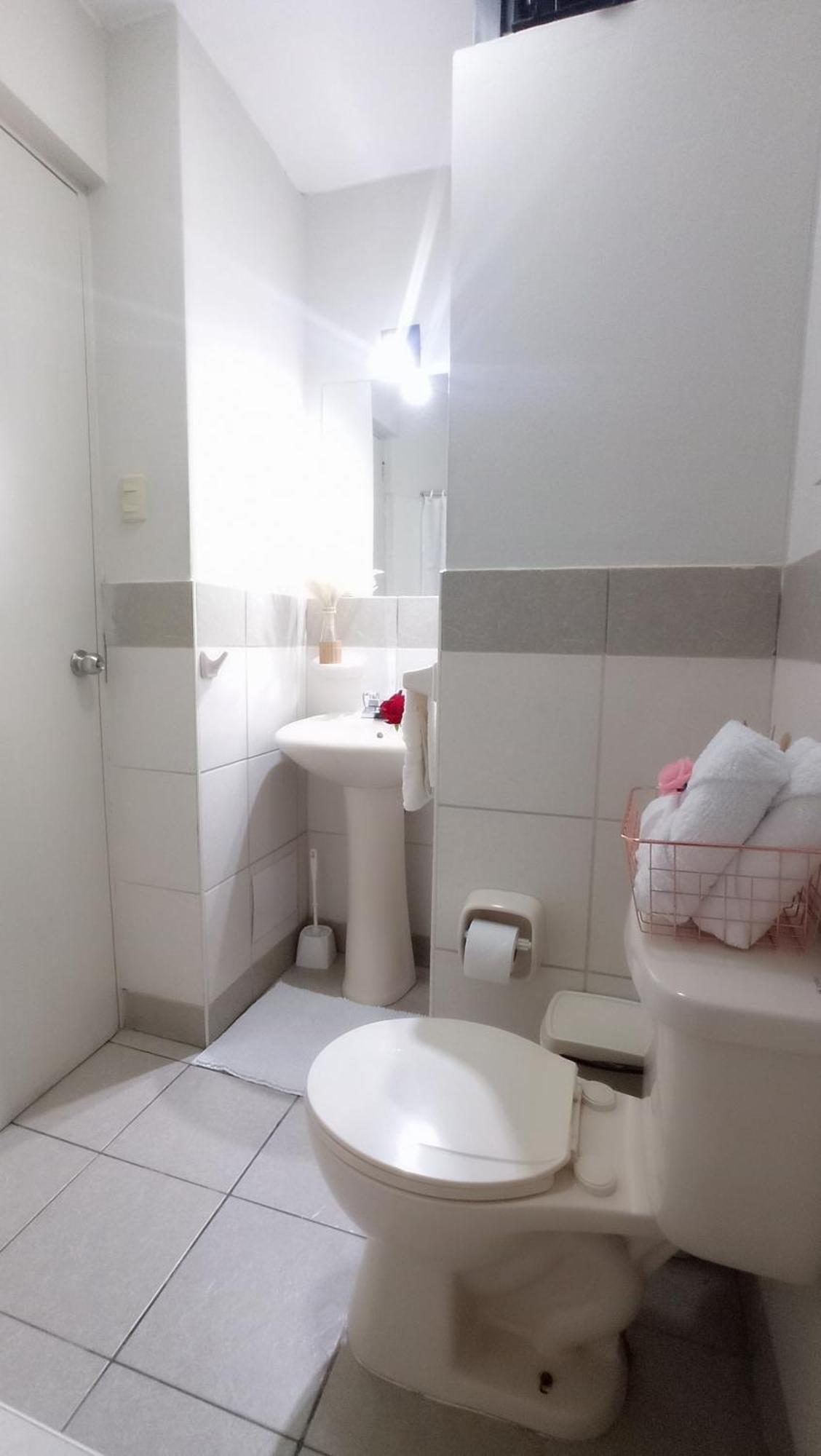Bano Compartido Dentro De Un Departamento
