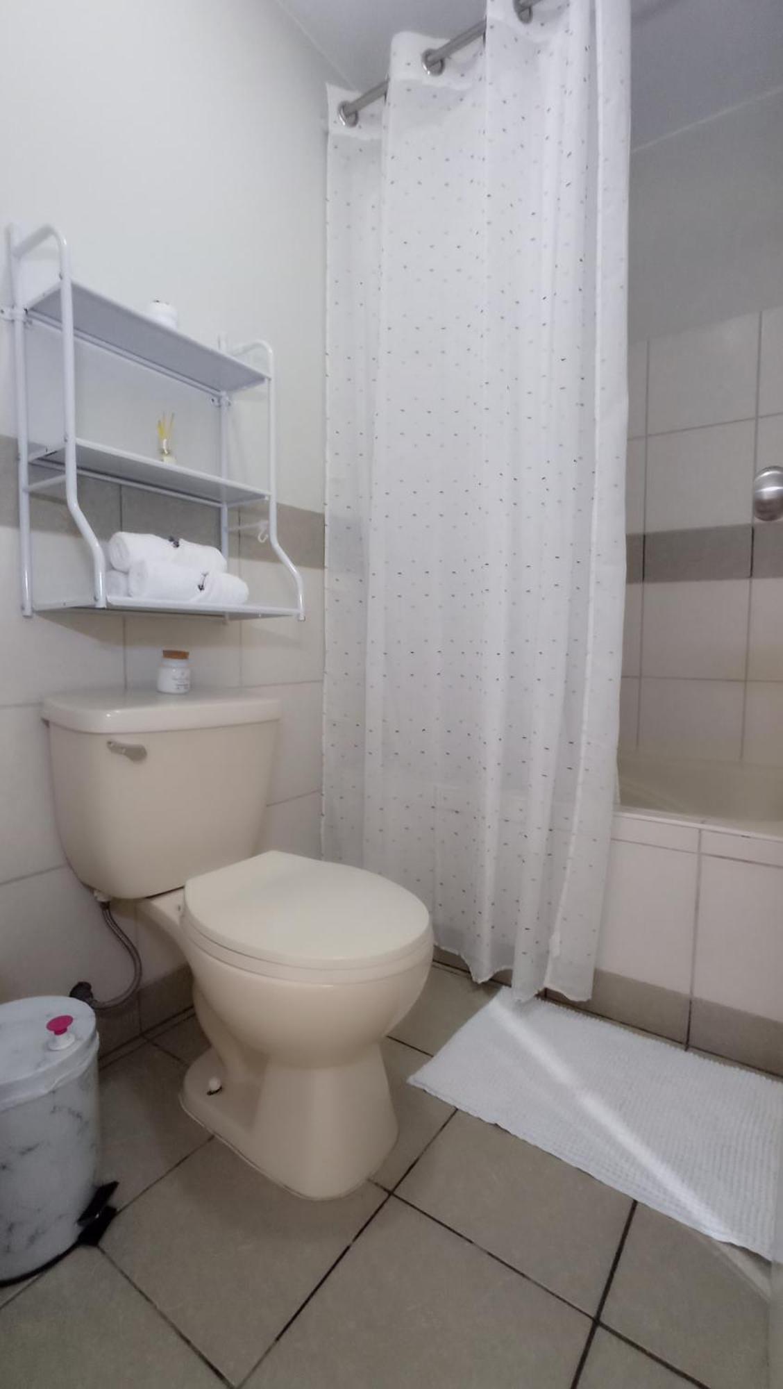 Bano Compartido Dentro De Un Departamento Lima